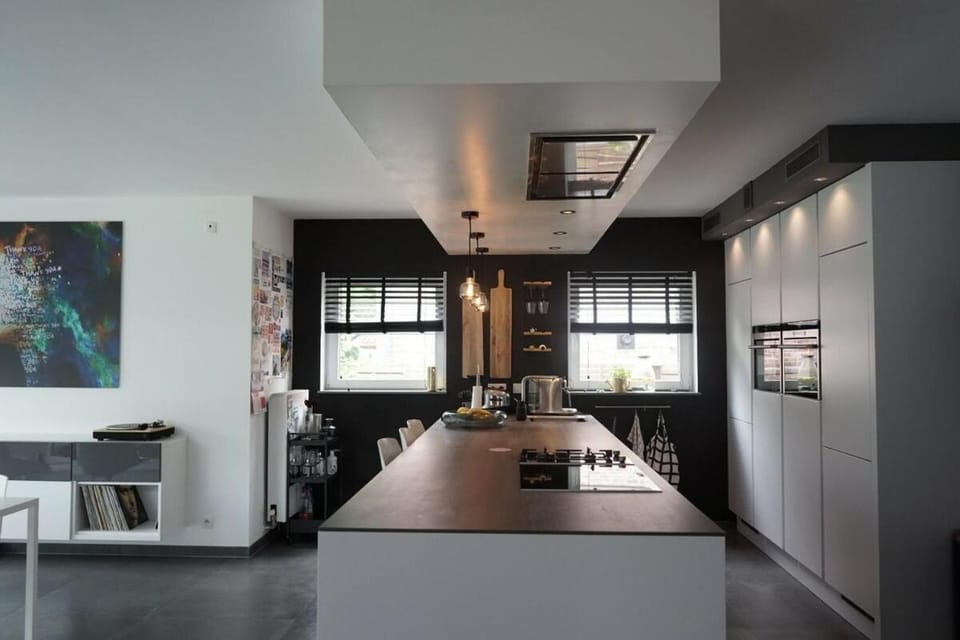 Kitchen or kitchenette, air conditioner