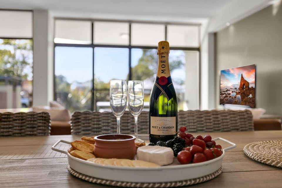 Our Beach House at Husky by Book Jervis Bay - Coastal Couples Escape Apartment in Huskisson