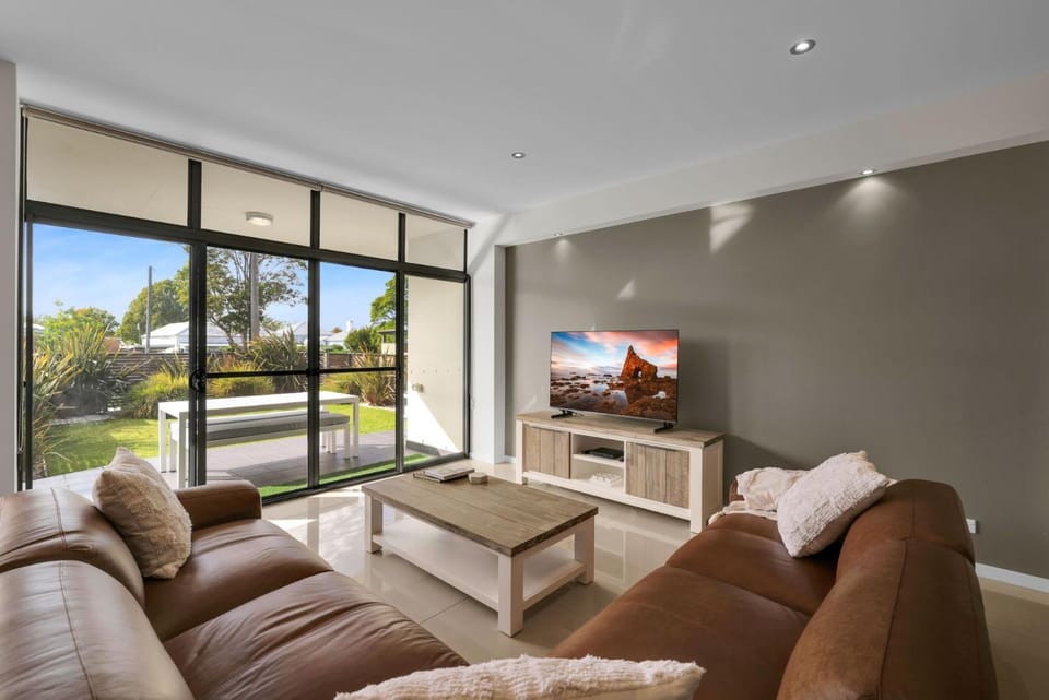 Our Beach House at Husky by Book Jervis Bay - Coastal Couples Escape Apartment in Huskisson