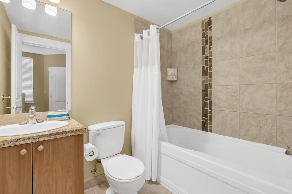 Shower, Toilet, Bathroom, Bath, towels