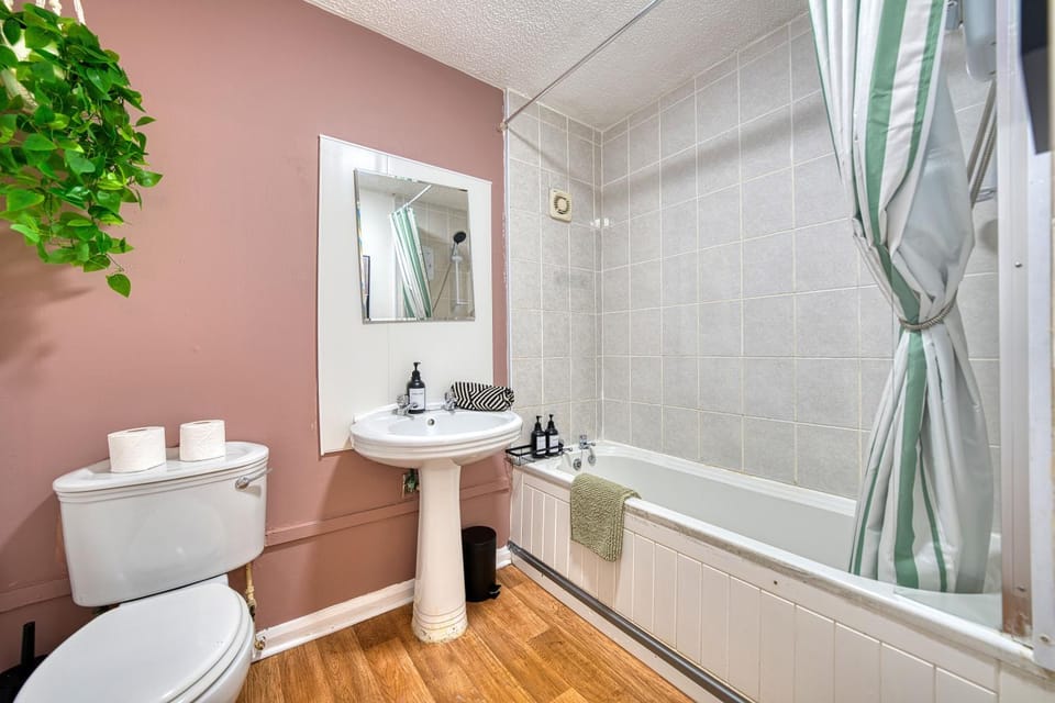 2BR Flat Parking Near City and Finnieston Apartment in Glasgow