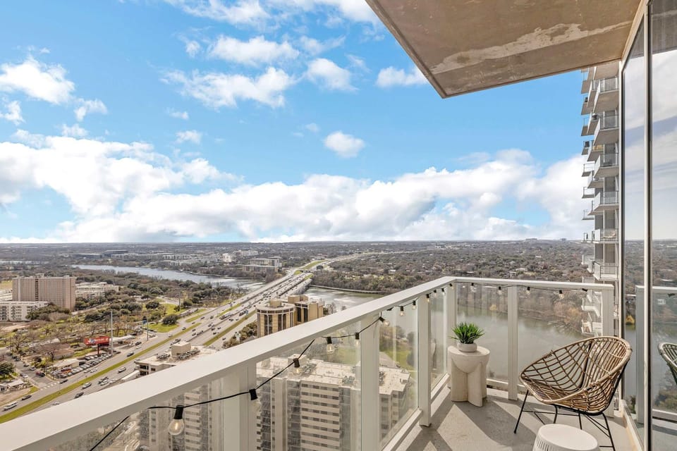 High Rise Luxury Condo with Lake & City Views House in Austin