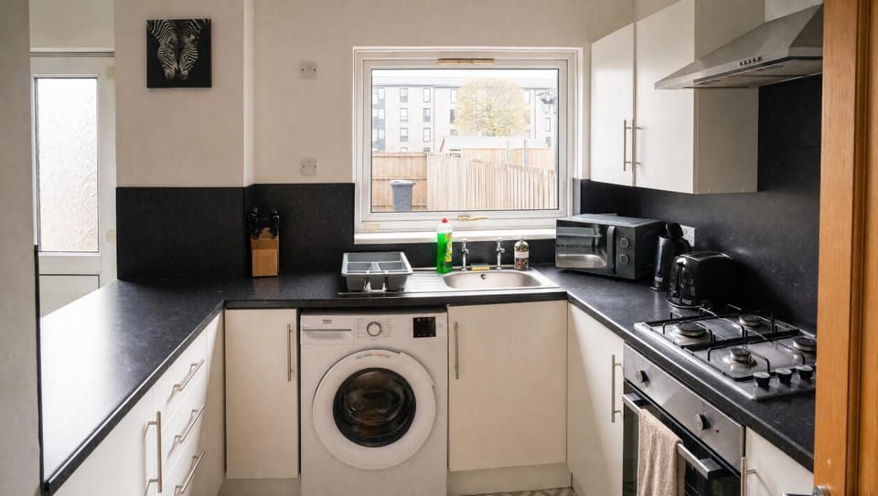 2BR House Free Parking Easy City Access Apartment in Glasgow