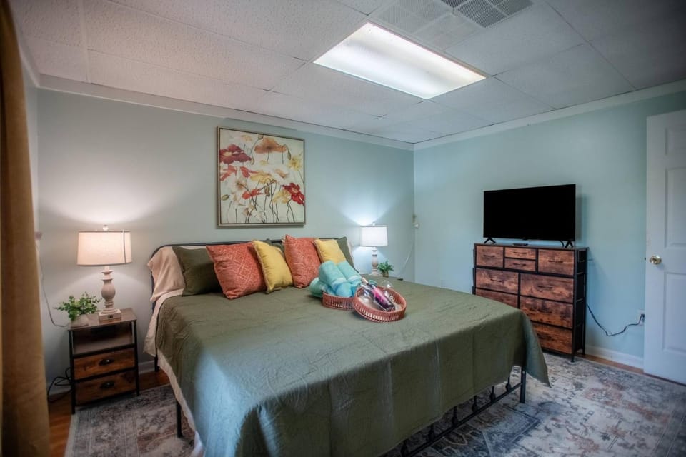 Bed, TV and multimedia, Bedroom
