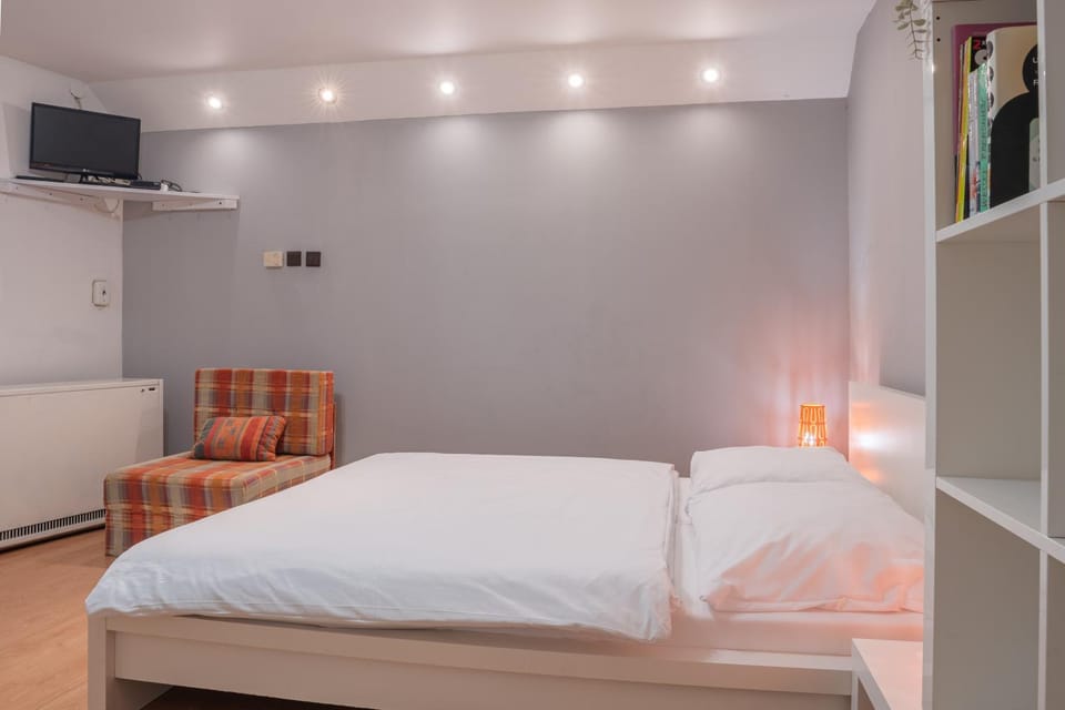 Bed, Living room, Photo of the whole room