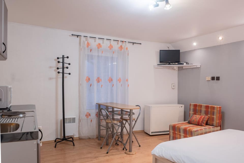 Seating area, Dining area, Bedroom