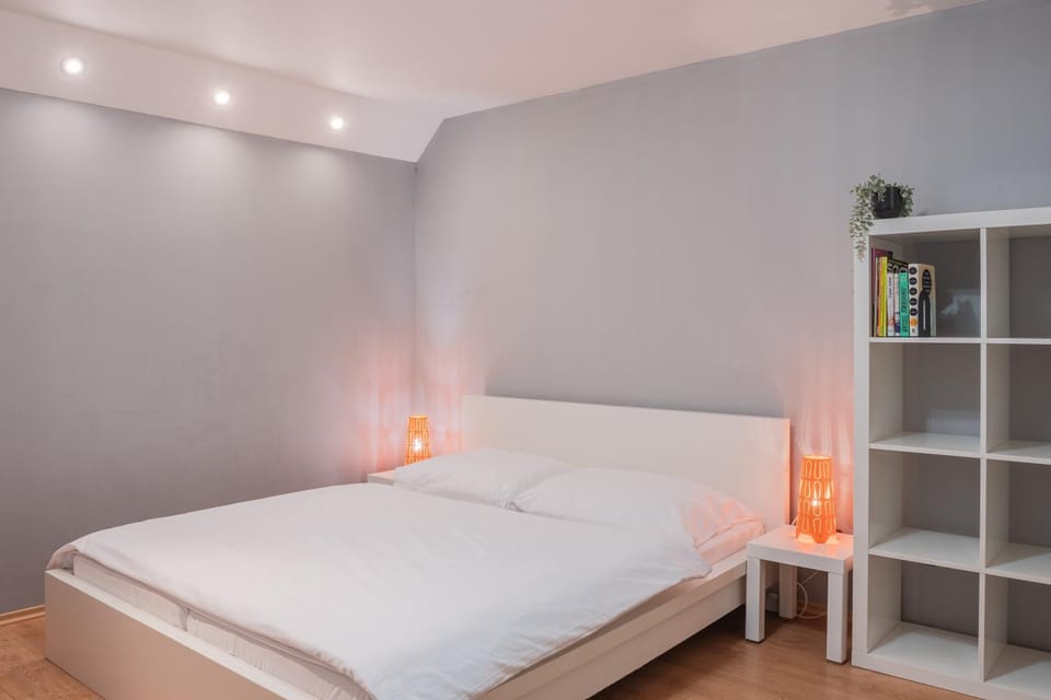 Photo of the whole room, Bedroom