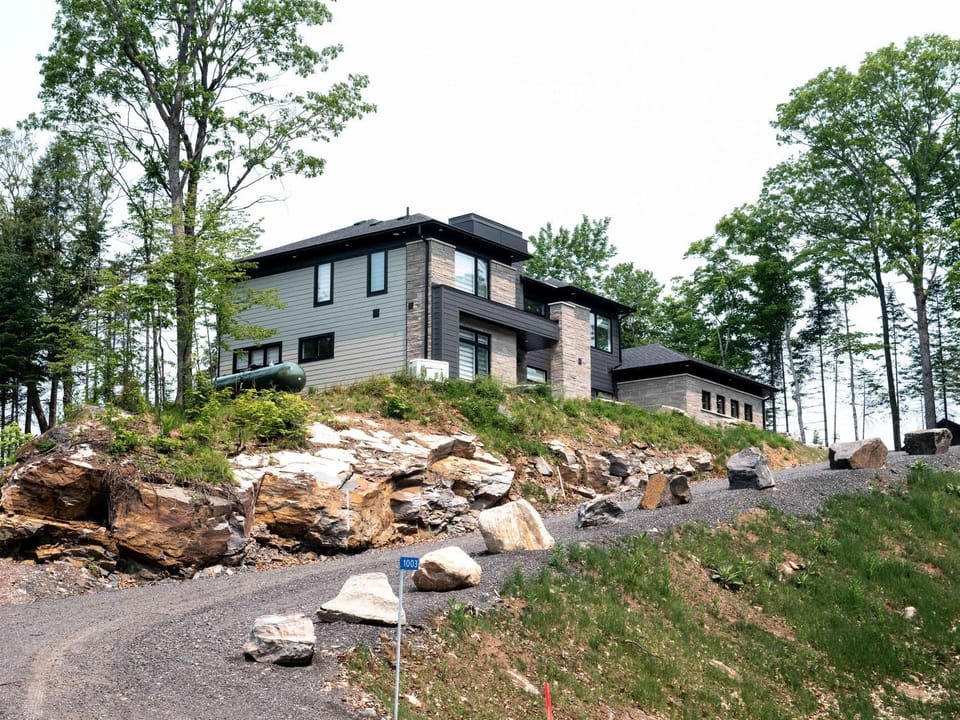 Modern Muskoka Cottage with Lake Views House in Lake of Bays