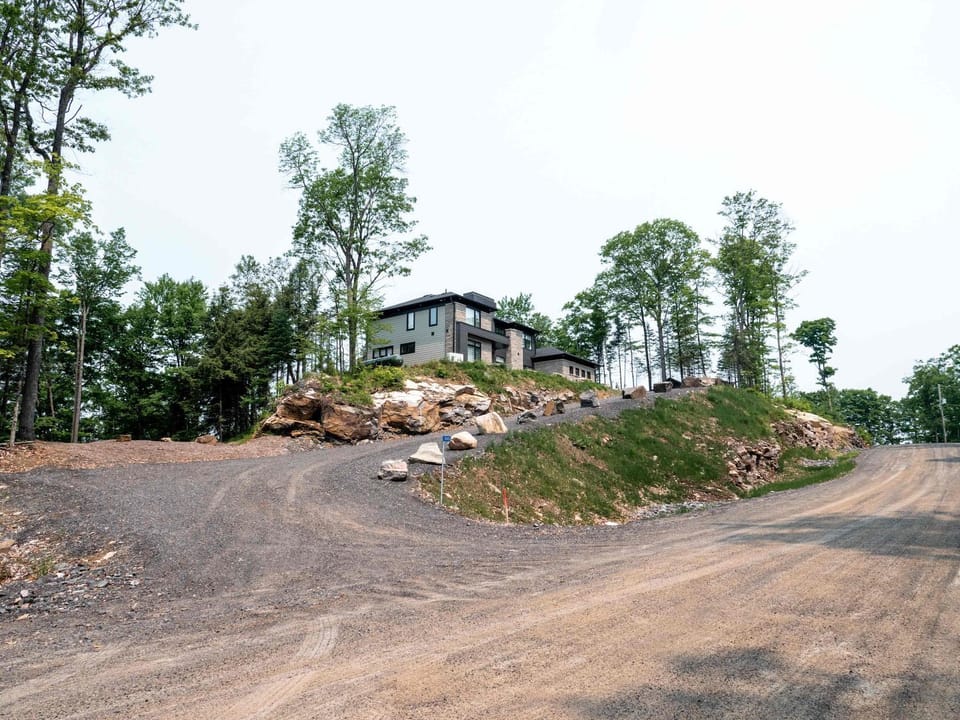 Modern Muskoka Cottage with Lake Views House in Lake of Bays
