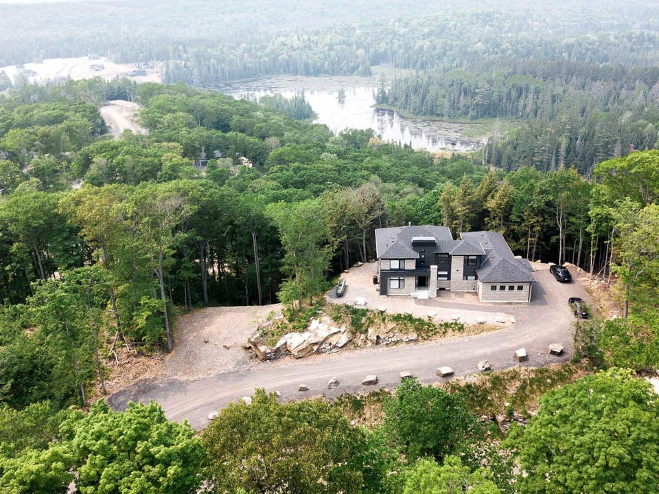 Modern Muskoka Cottage with Lake Views House in Lake of Bays