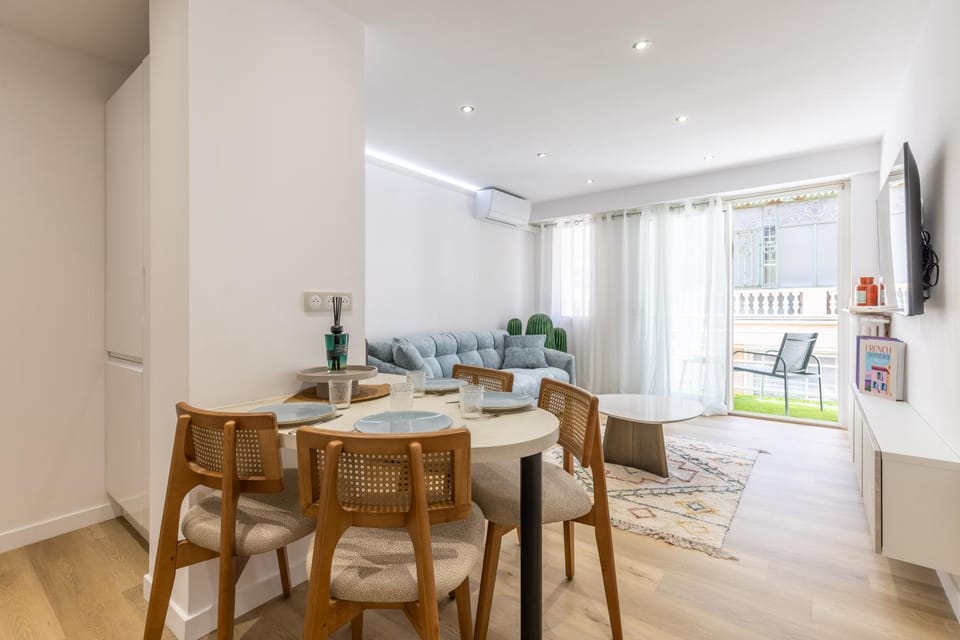 TV and multimedia, Living room, Seating area, Dining area