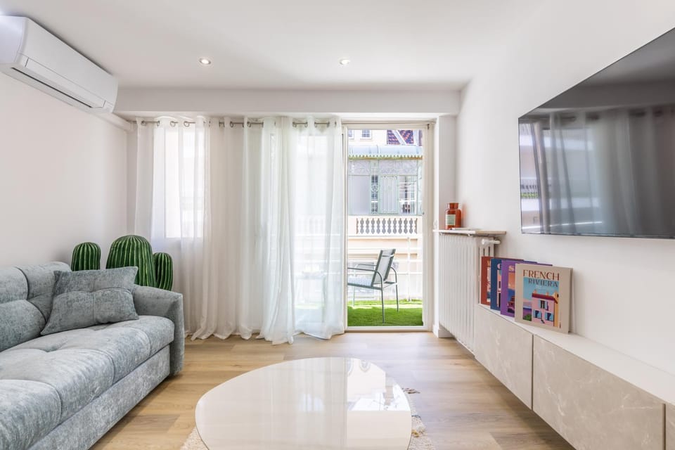 TV and multimedia, Living room, Seating area, air conditioner