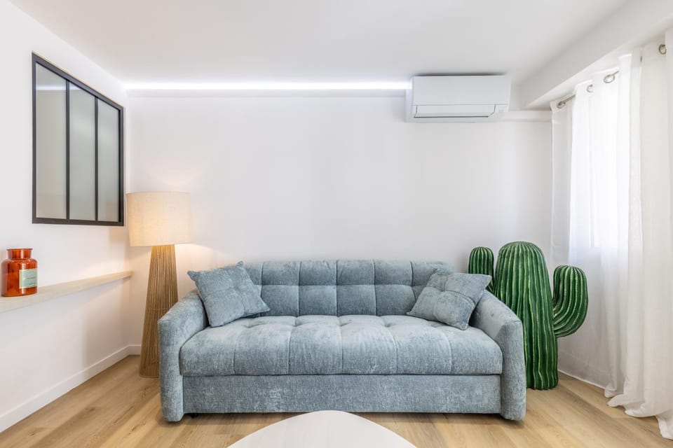 Living room, Seating area, air conditioner
