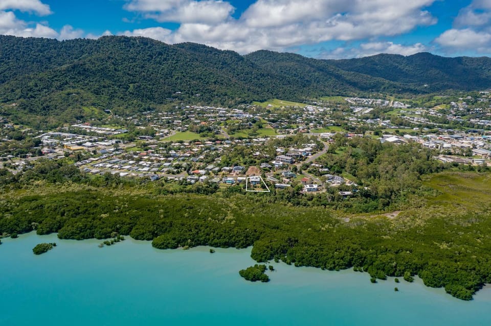 Property building, Day, Neighbourhood, Natural landscape, Mountain view