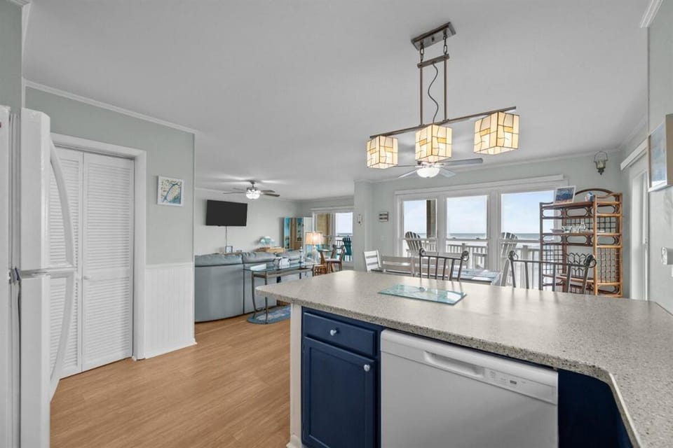 Sea La Vie- Oceanfront Family Retreat Apartment in North Topsail Beach