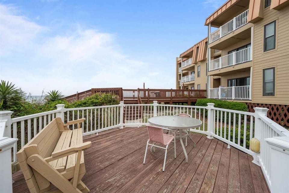 Sea La Vie- Oceanfront Family Retreat Apartment in North Topsail Beach