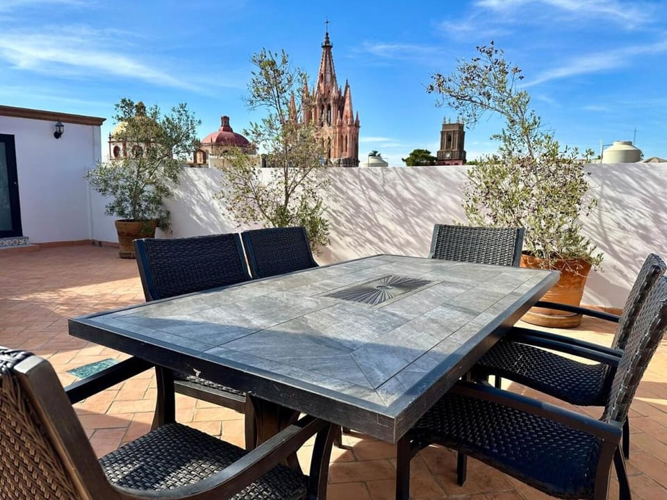 Historic center! Luxury Retreat 1 block-Main Plaza Villa in San Miguel de Allende