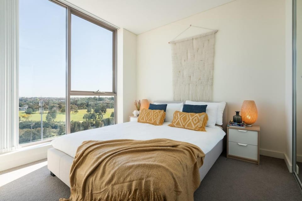 Top Floor 2BR Pool, Gym, Parking Airport, City Apartment in Sydney