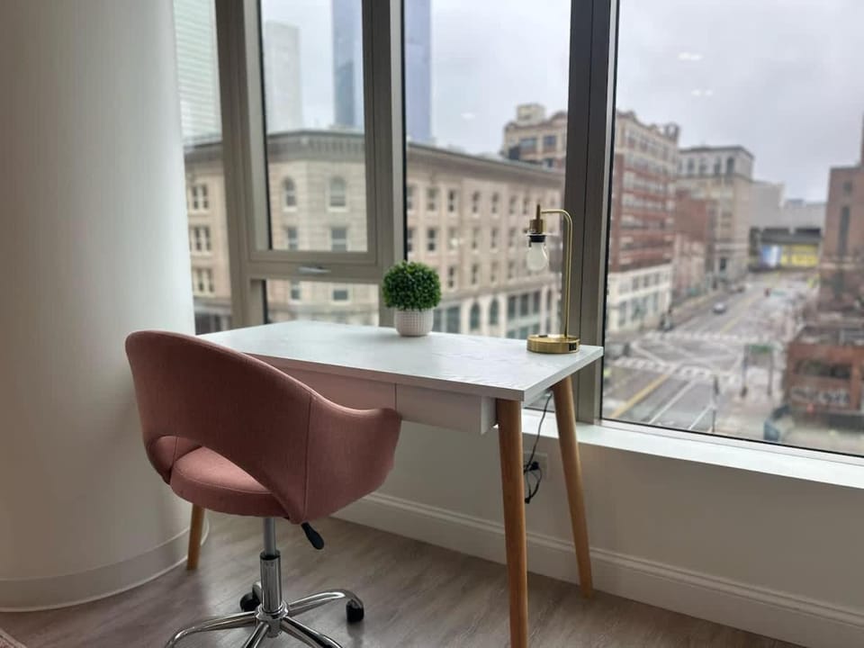 Upscale 2BR Condo with Gym & Parking near MGH & TUFTS Apartment in South Boston