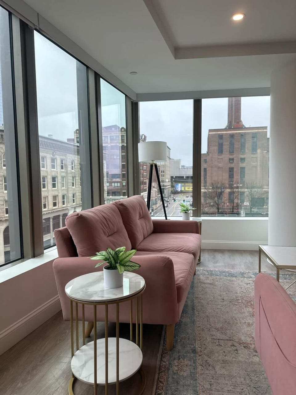 Upscale 2BR Condo with Gym & Parking near MGH & TUFTS Apartment in South Boston