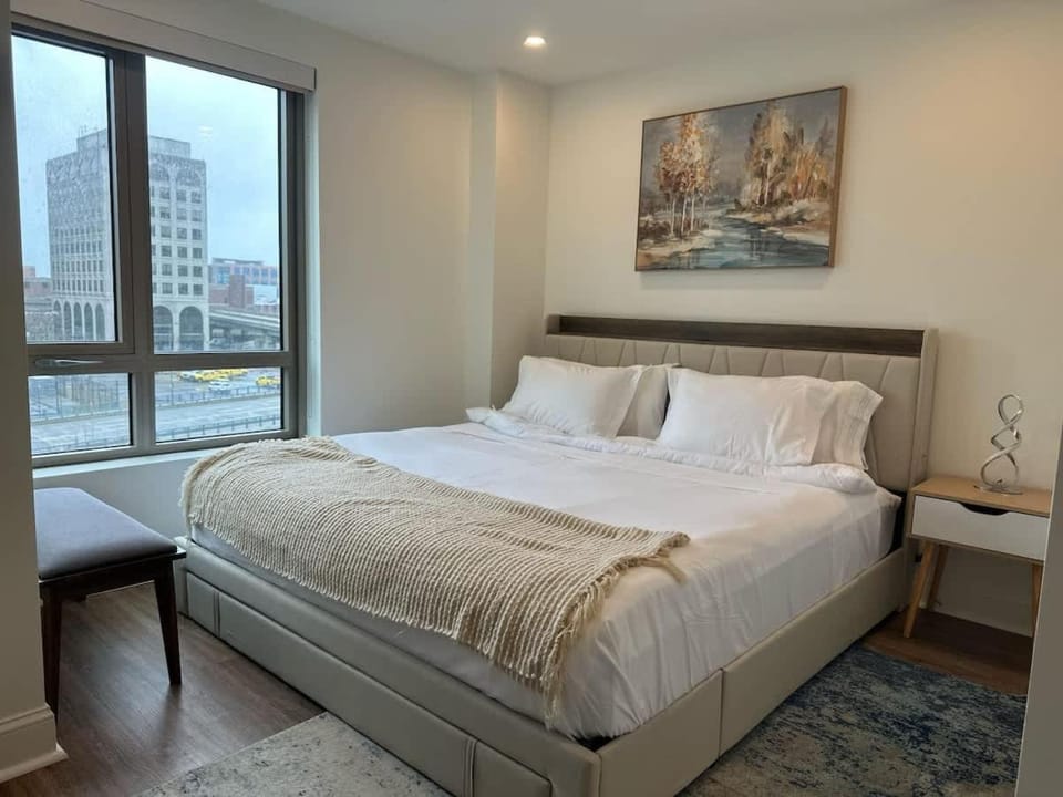 Upscale 2BR Condo with Gym & Parking near MGH & TUFTS Apartment in South Boston