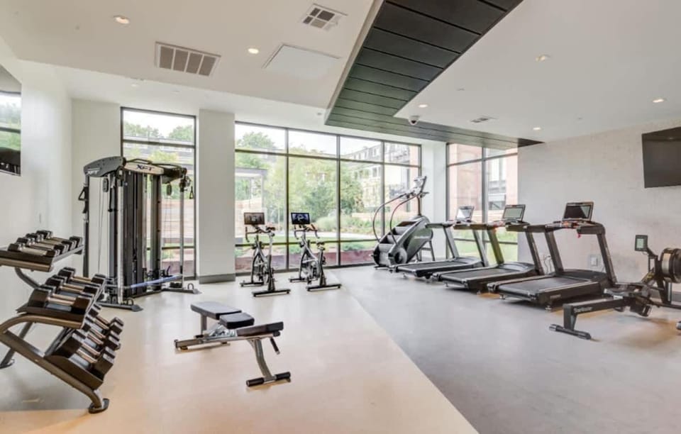 Upscale 4BR Penthouse with Gym & Parking near MGH & TUFTS Apartment in South Boston
