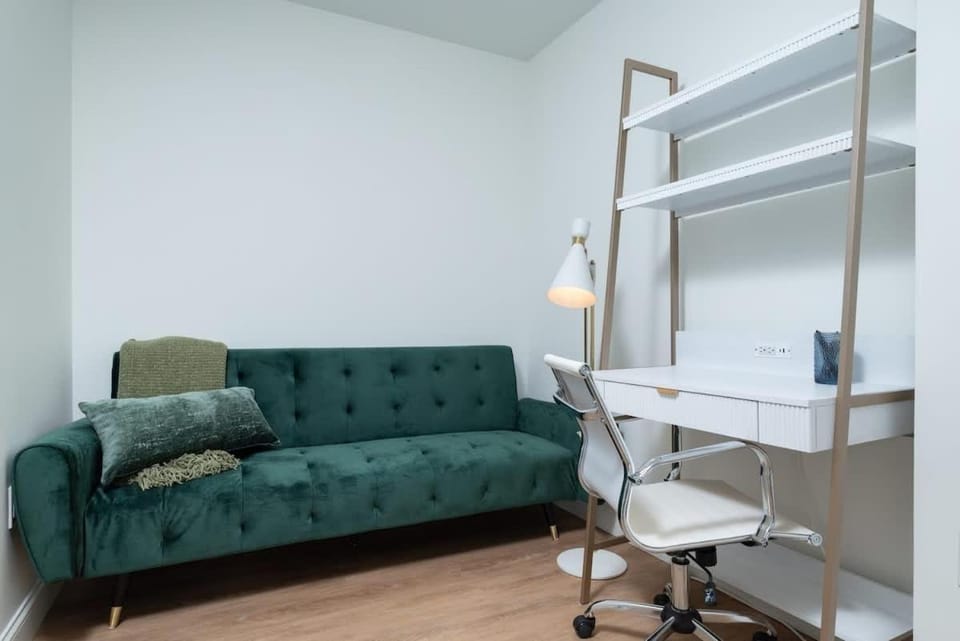 Upscale 4BR Penthouse with Gym & Parking near MGH & TUFTS Apartment in South Boston