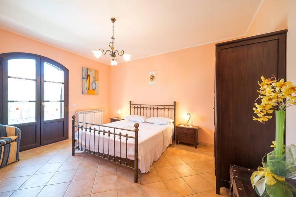 Staff, Bed, People, Activities, Photo of the whole room, Decorative detail, Bedroom, Mountain view, Street view, Drinks, Family