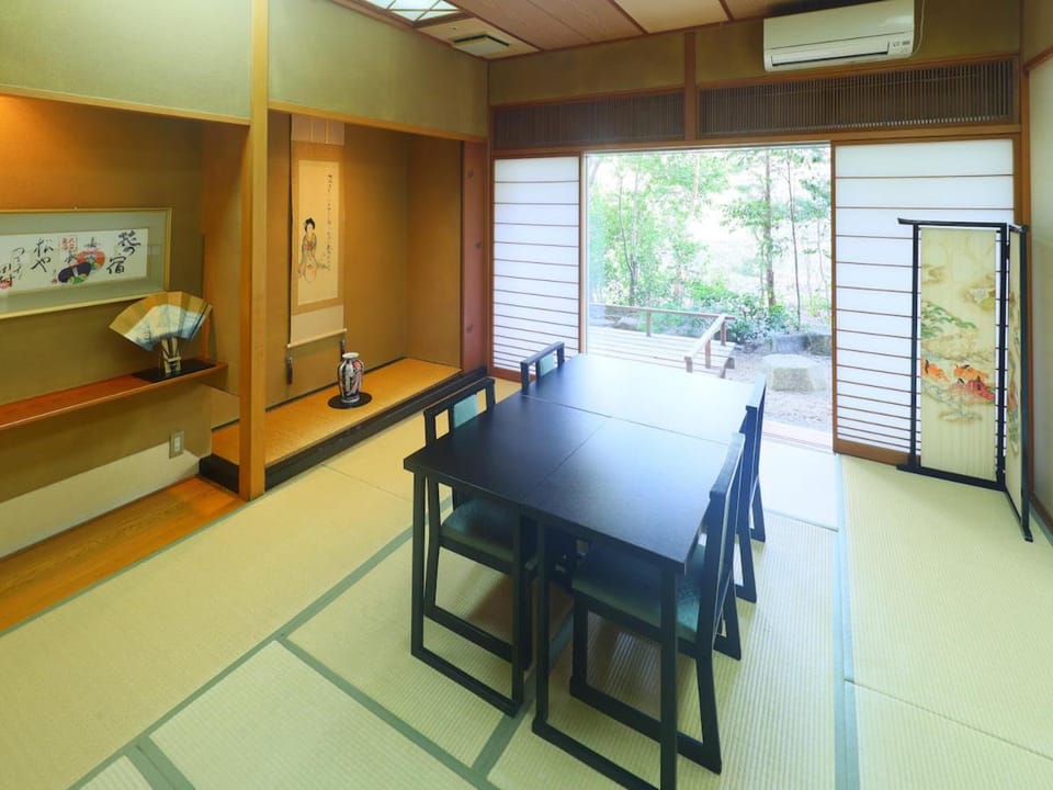 Restaurant/places to eat, Dining area