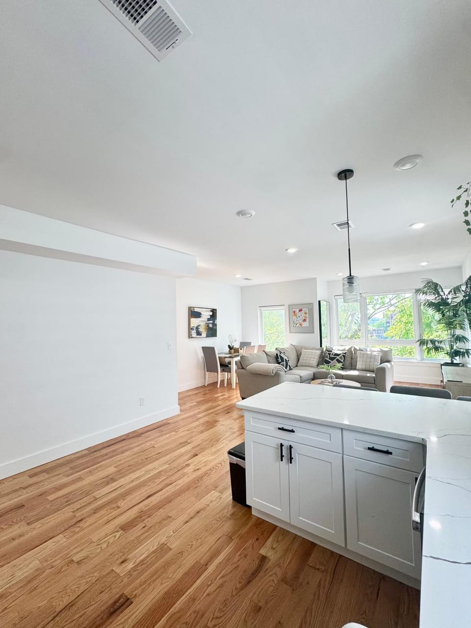 Cozy 3BR Retreat with Rooftop Near EWR & NYC Access Apartment in East Orange