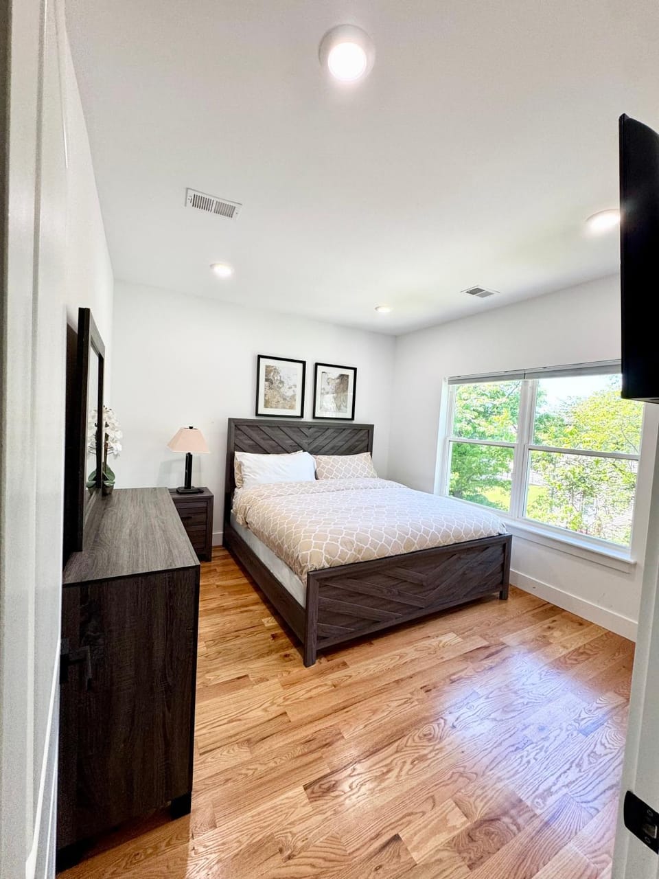 Cozy 3BR Retreat with Rooftop Near EWR & NYC Access Apartment in East Orange