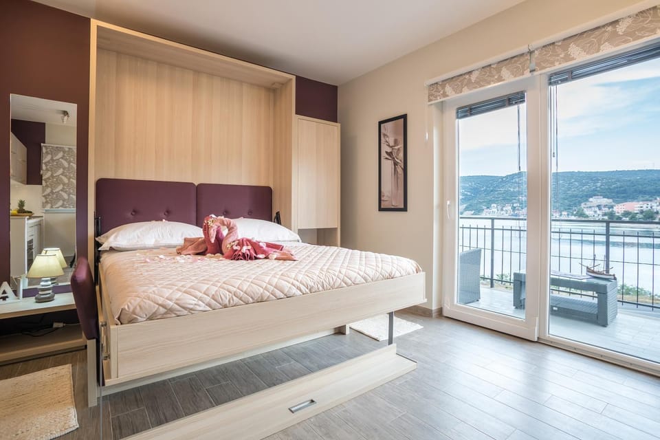 Bed, Natural landscape, View (from property/room), Balcony/Terrace, Photo of the whole room, Bedroom, Mountain view, towels