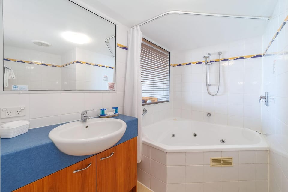 Shower, Bathroom, Bath, towels