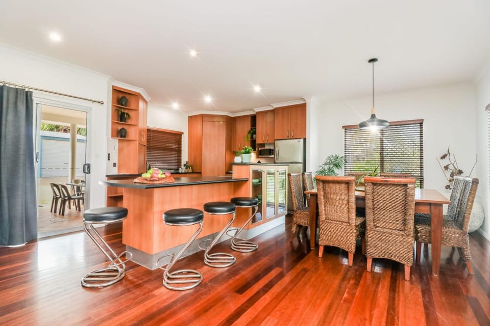 Kitchen or kitchenette, Seating area, Dining area
