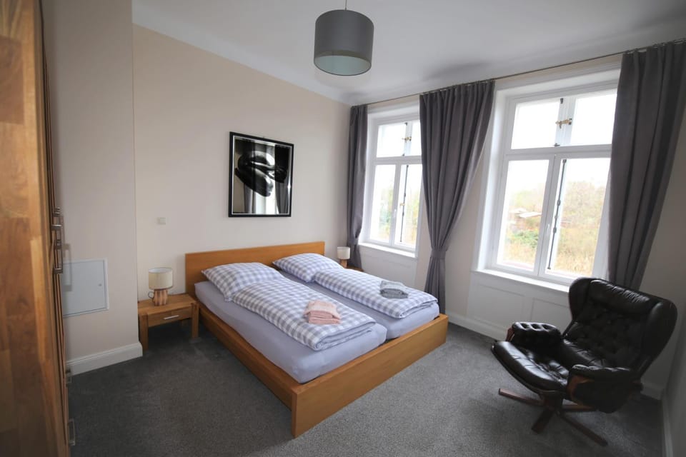 Photo of the whole room, Bedroom