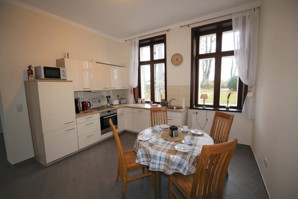 Coffee/tea facilities, Dining area, dishwasher, microwave, toaster, kitchen