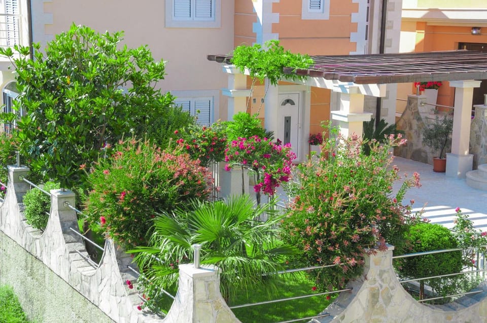 Patio, Facade/entrance, Garden