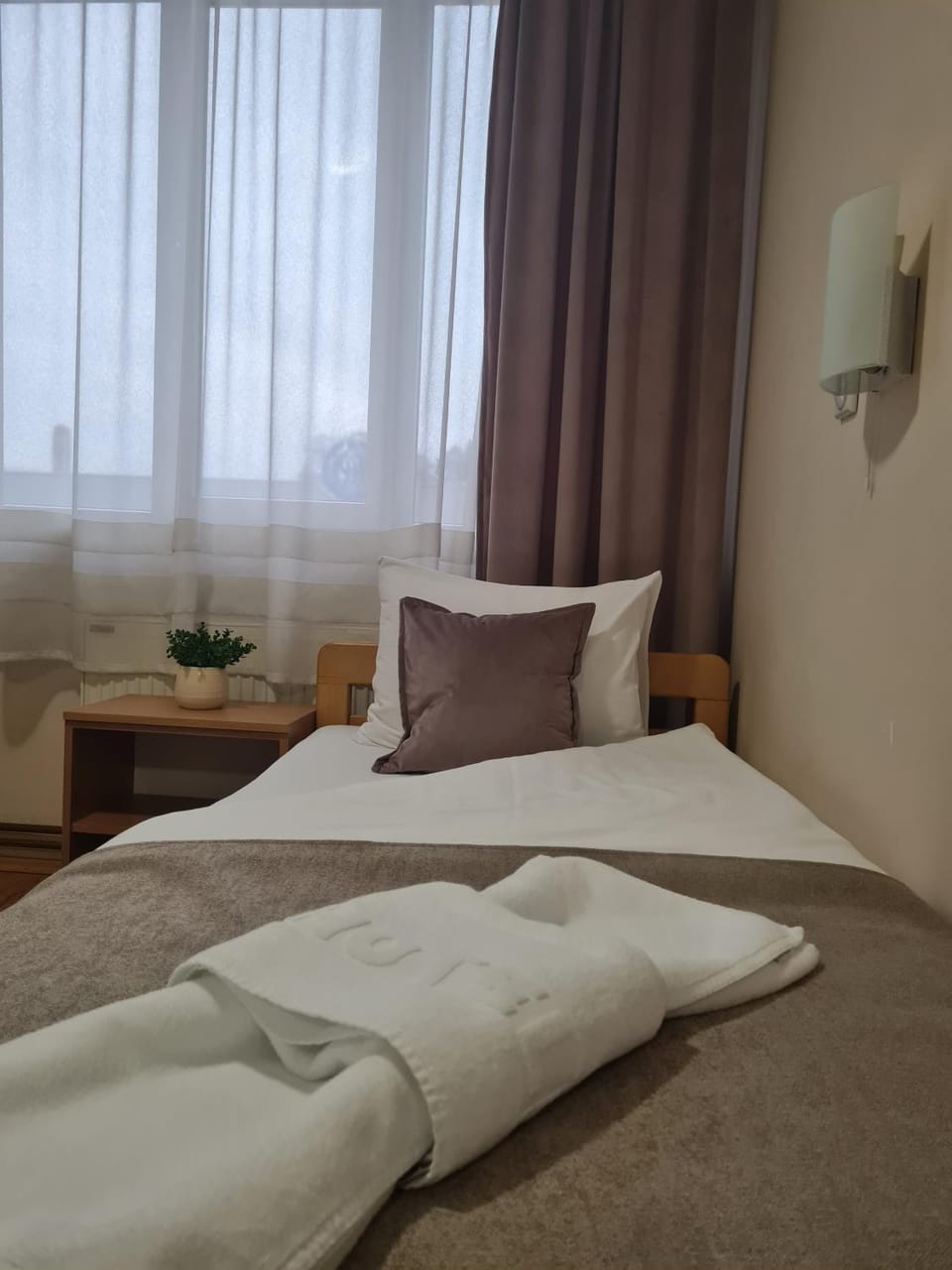 Bed, Decorative detail, towels
