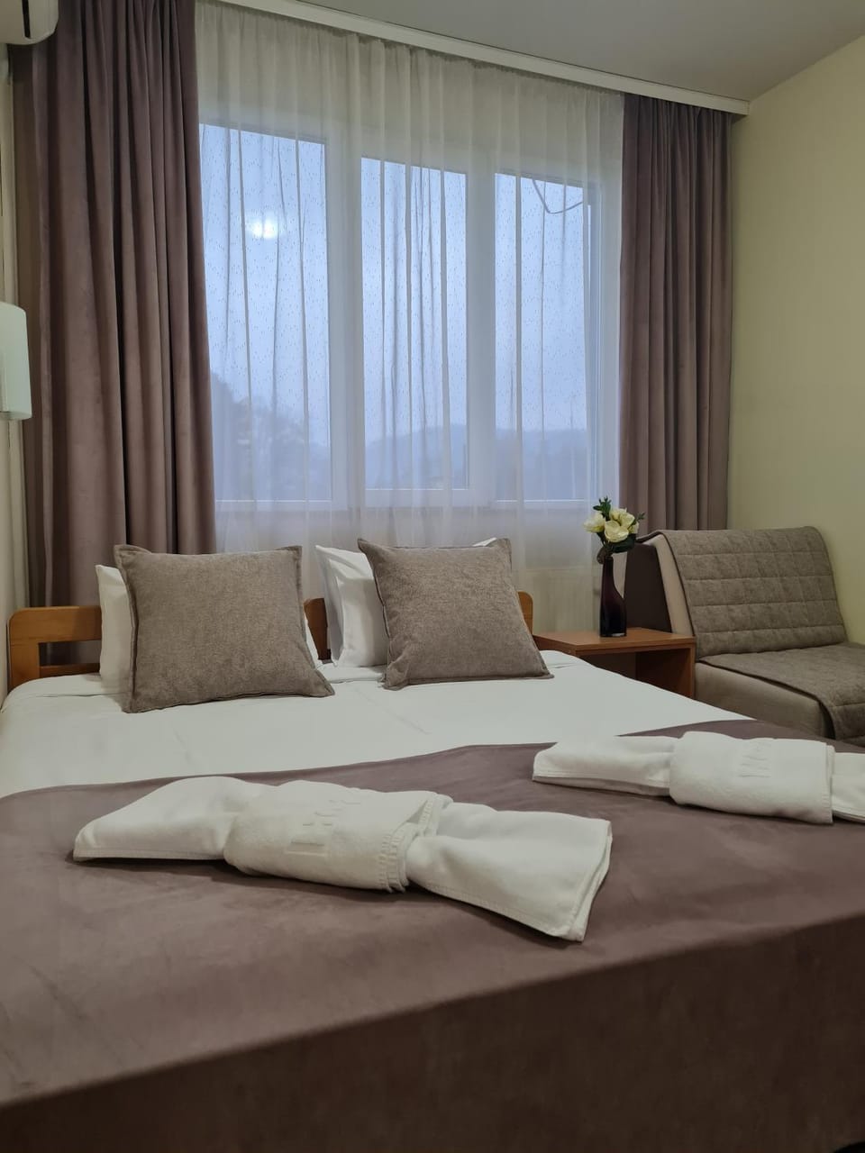 Bed, Decorative detail, towels