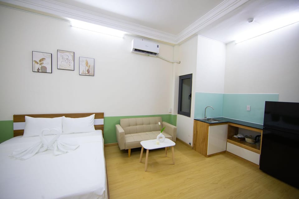 Bed, Photo of the whole room, Seating area, Bedroom, air conditioner