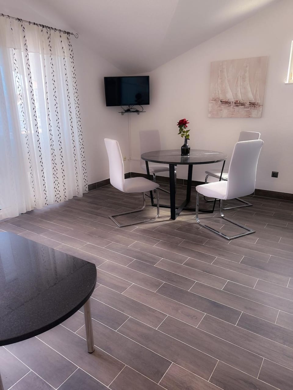 TV and multimedia, Living room, Seating area, Dining area