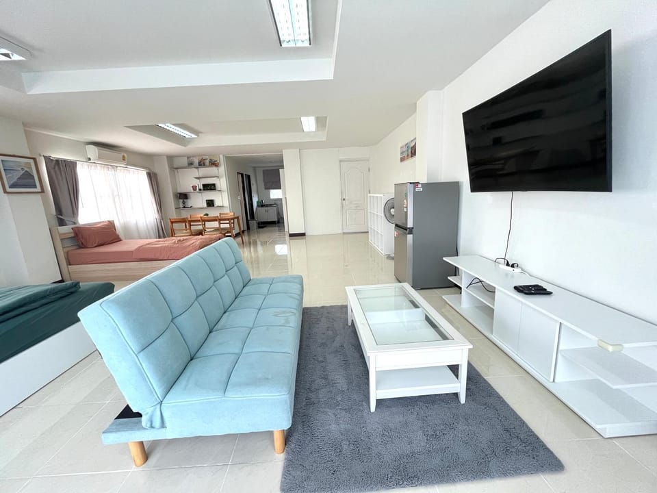 TV and multimedia, Living room, Seating area, Evening entertainment