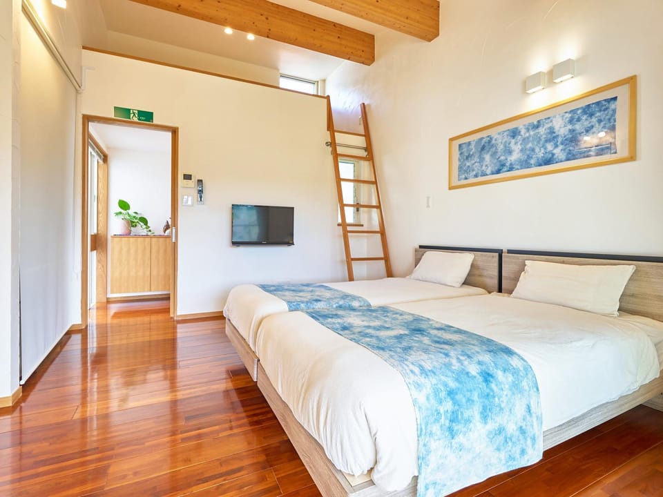 Photo of the whole room, Bedroom