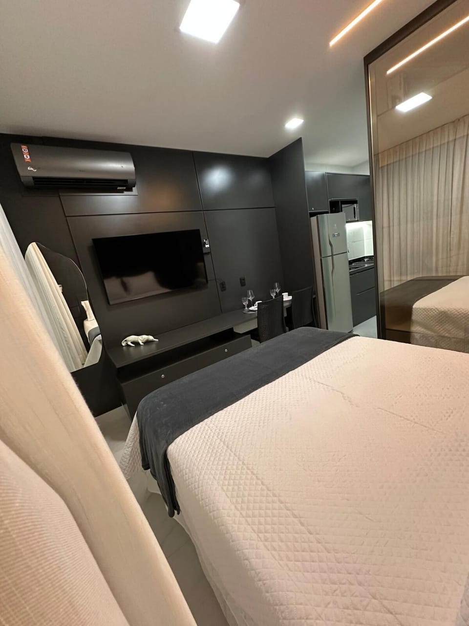 Bed, TV and multimedia, Kitchen or kitchenette, Photo of the whole room, Bedroom, air conditioner