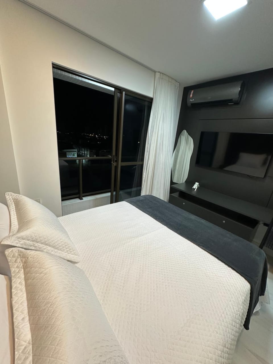 Bed, TV and multimedia, Photo of the whole room, Bedroom, air conditioner