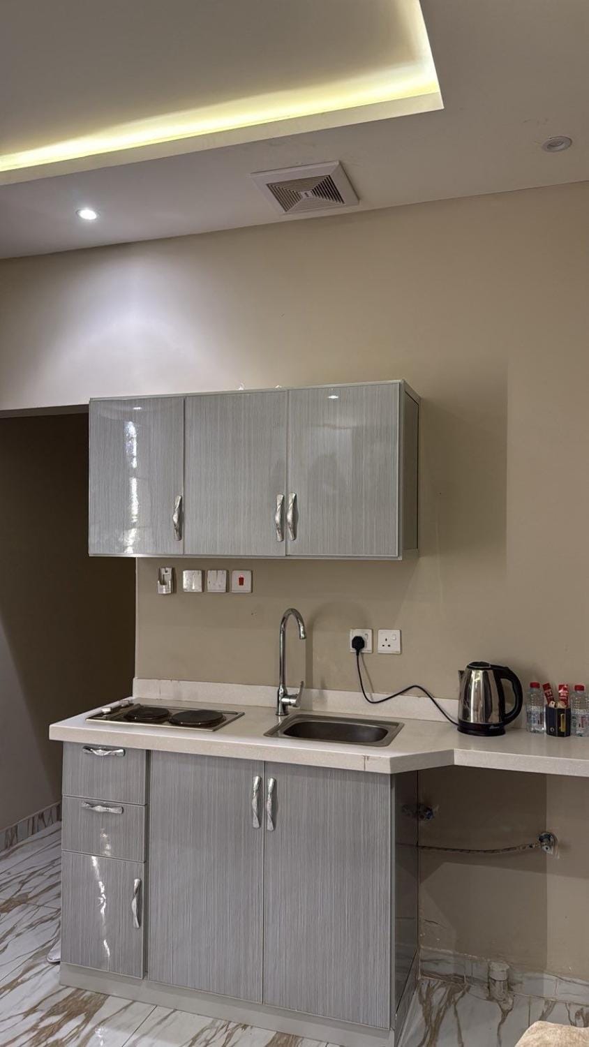 Coffee/tea facilities, Kitchen or kitchenette, stove