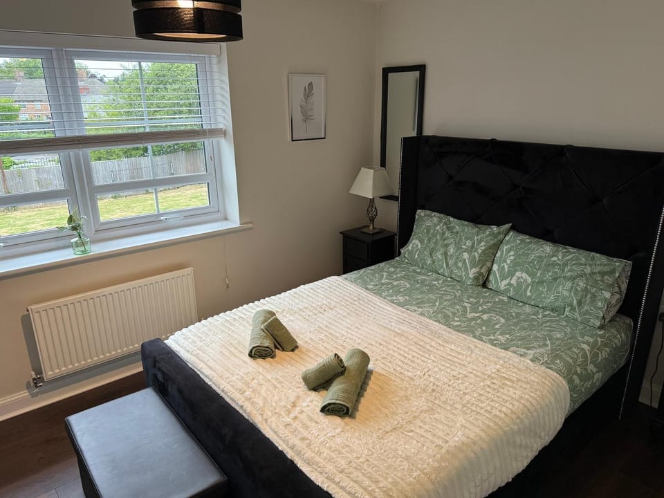 Bed, Photo of the whole room, Bedroom, towels
