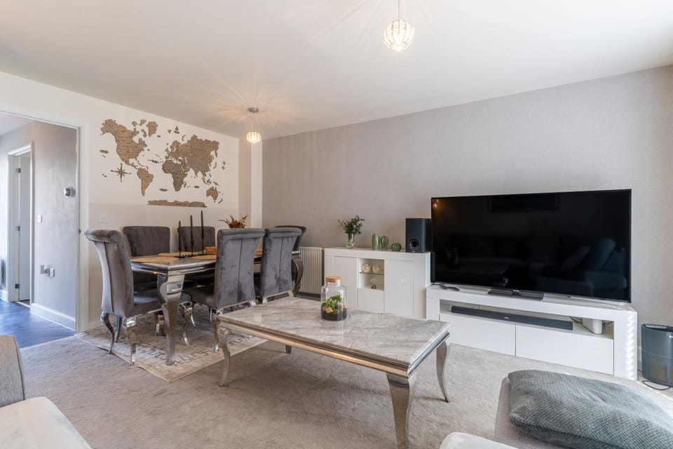 Communal lounge/ TV room, TV and multimedia, Living room, Seating area, Dining area, Evening entertainment