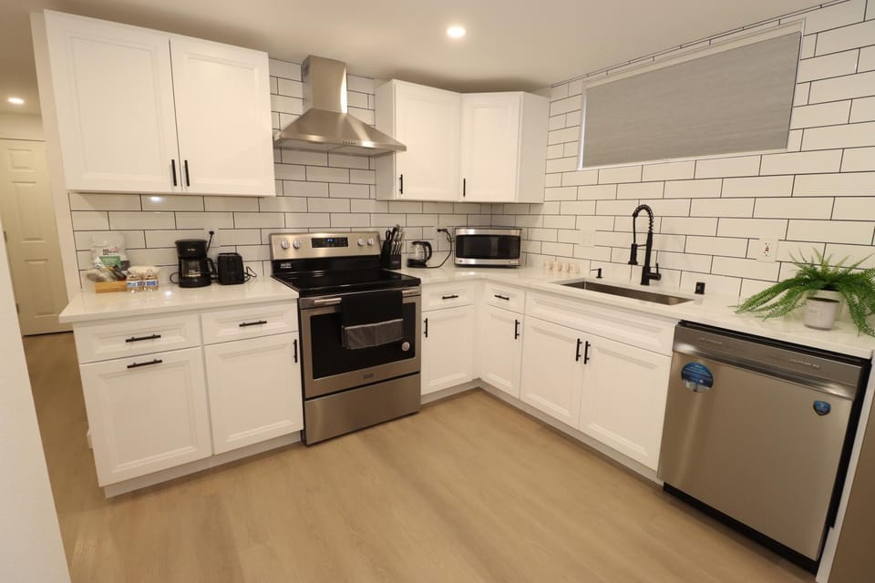 Coffee/tea facilities, dishwasher, oven, stove, toaster, kitchen