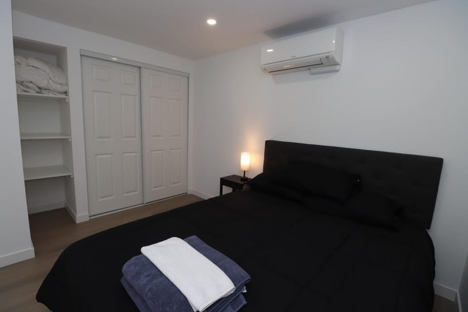 Bed, Bedroom, air conditioner